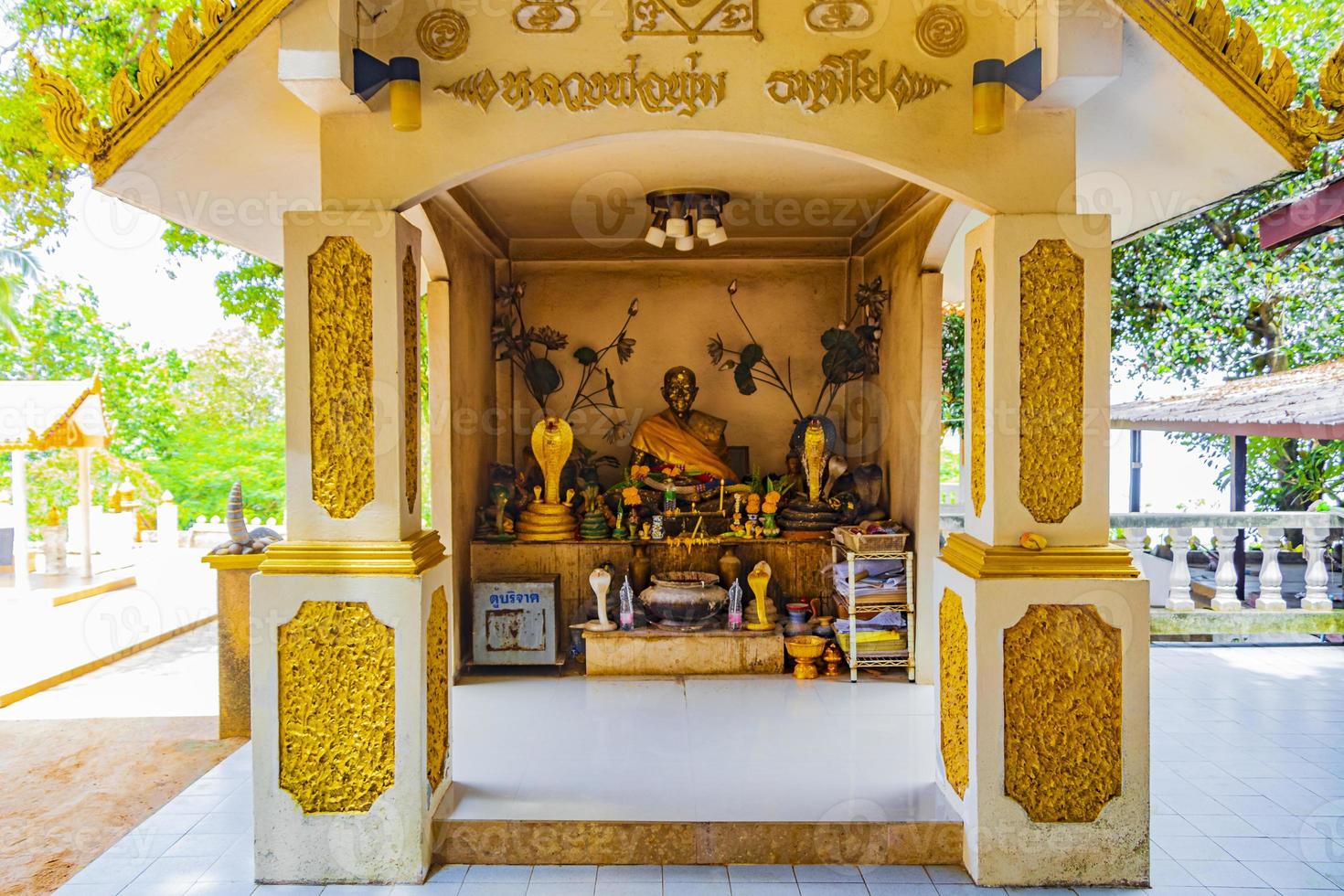 pequeño santuario sagrado templo wat sila ngu koh samui tailandia. foto