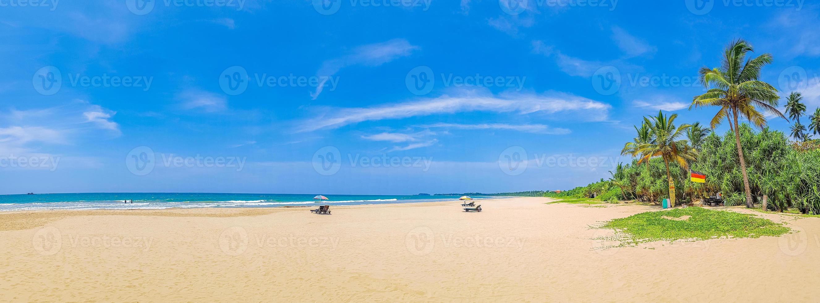 Hermoso panorama de paisaje soleado de la playa de bentota en sri lanka. foto