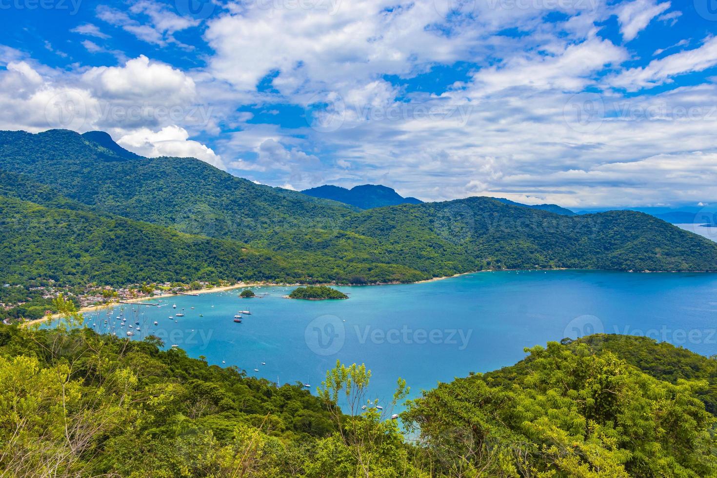 gran isla tropical ilha grande abraao panorama de la playa brasil. foto