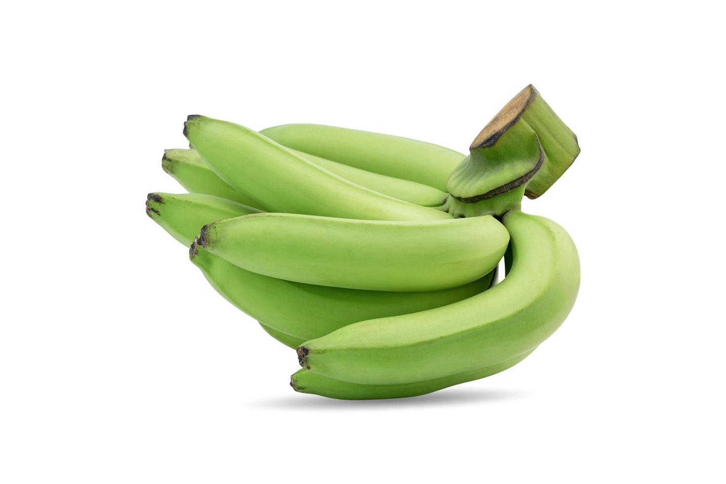 Grupo de plátanos crudos verdes en una misma rama sobre fondo blanco. foto