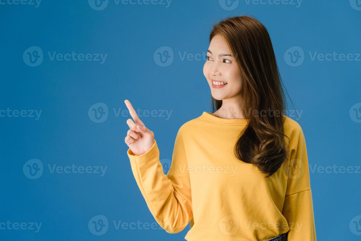 Retrato de joven asiática sonriendo con expresión alegre. foto