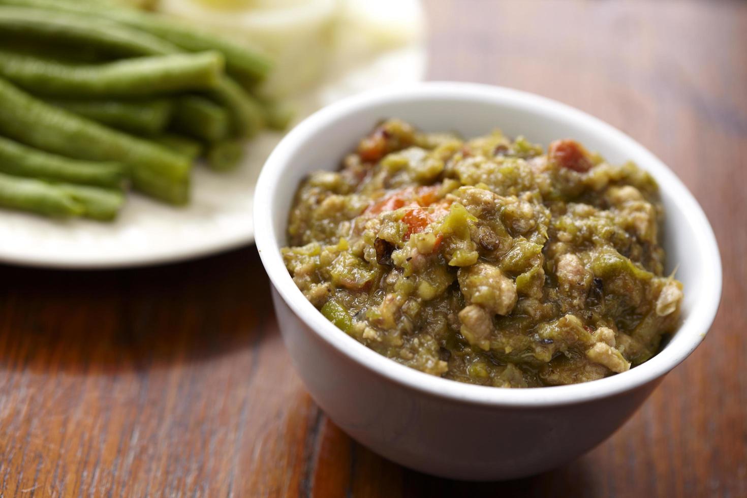 salsa de chile verde y vegetales en tailandia foto