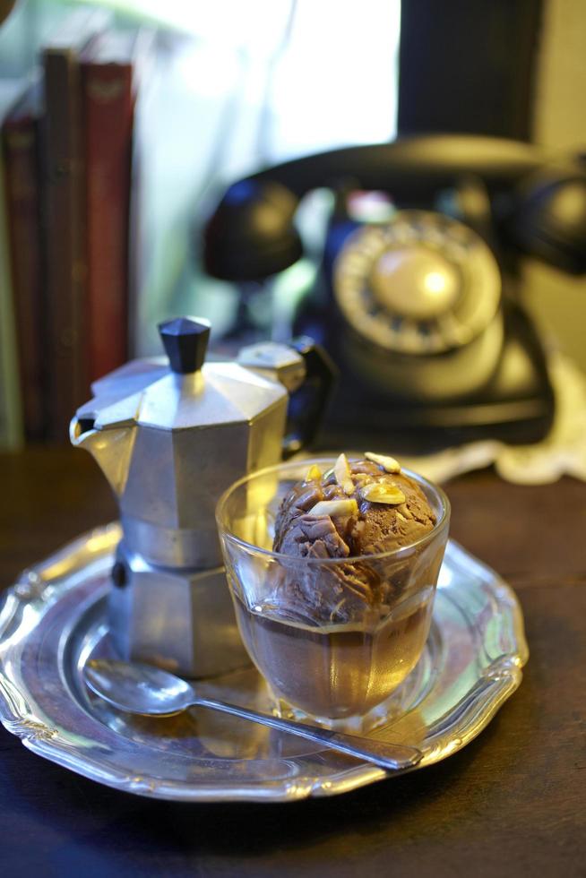 Helado de chocolate y teléfono antiguo en la cafetería. foto