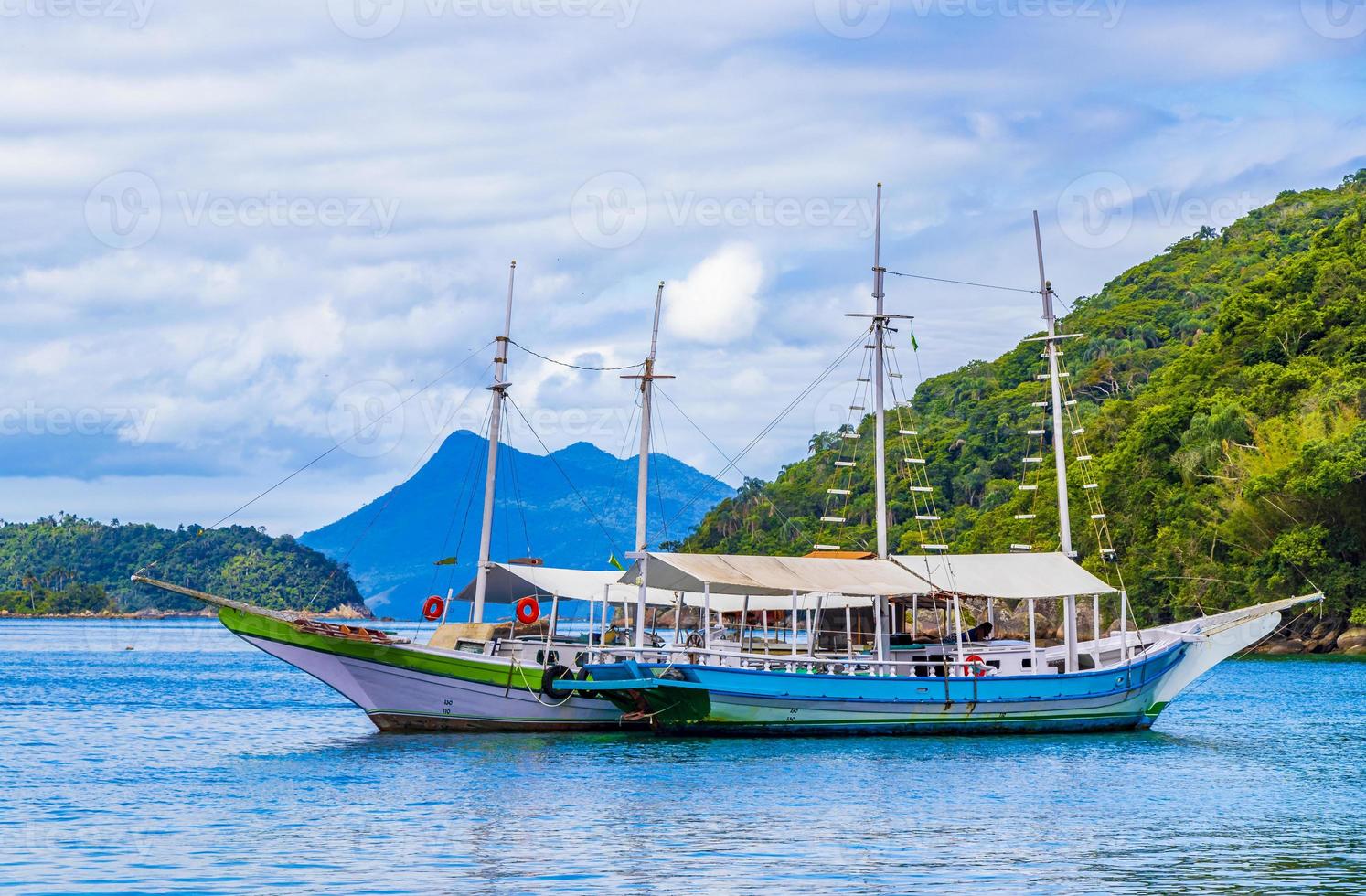 barcos barcos barco manglar y playa pouso ilha grande brasil. foto