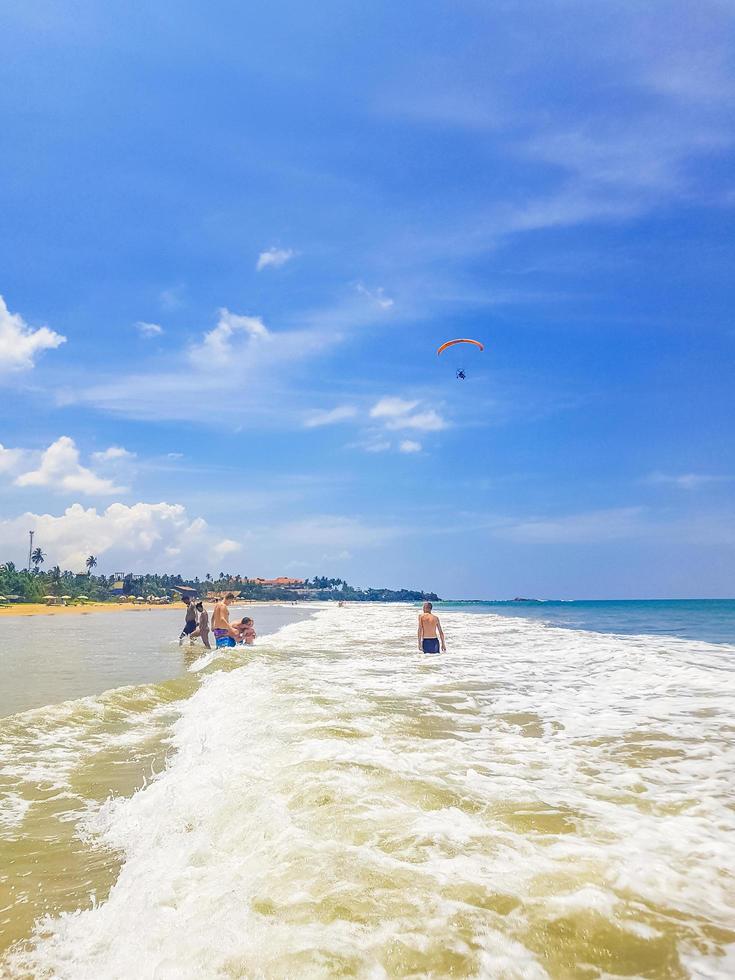 Bentota, Sri Lanka, 16 de marzo de 2018 - Gente en la playa de Bentota en Sri Lanka foto