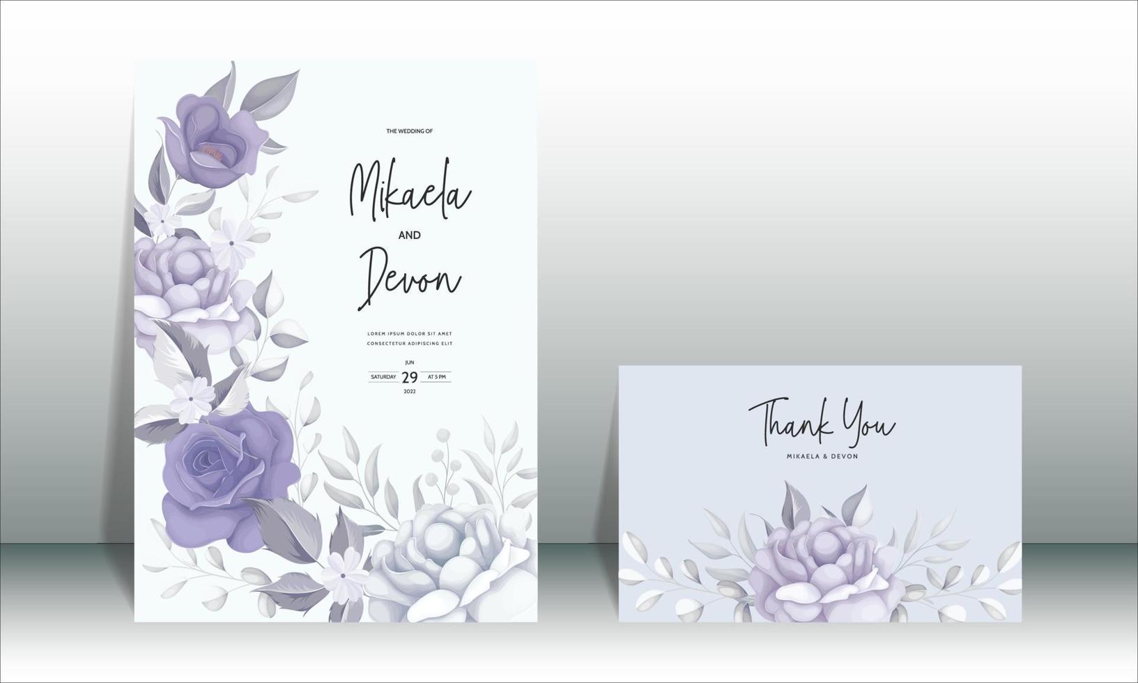 hermosa tarjeta de invitación de boda con decoración de flores moradas vector