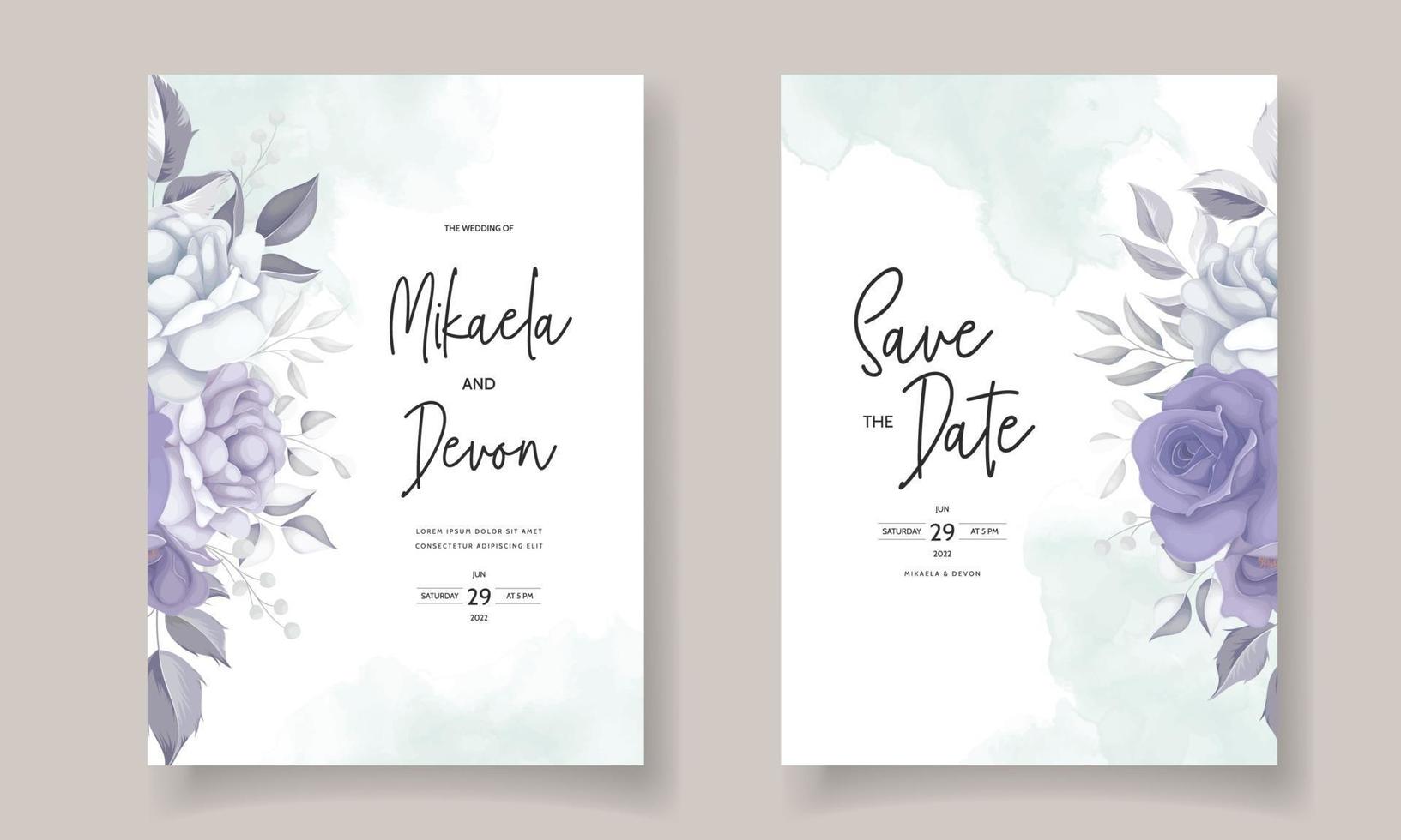 hermosa tarjeta de invitación de boda con decoración de flores moradas vector