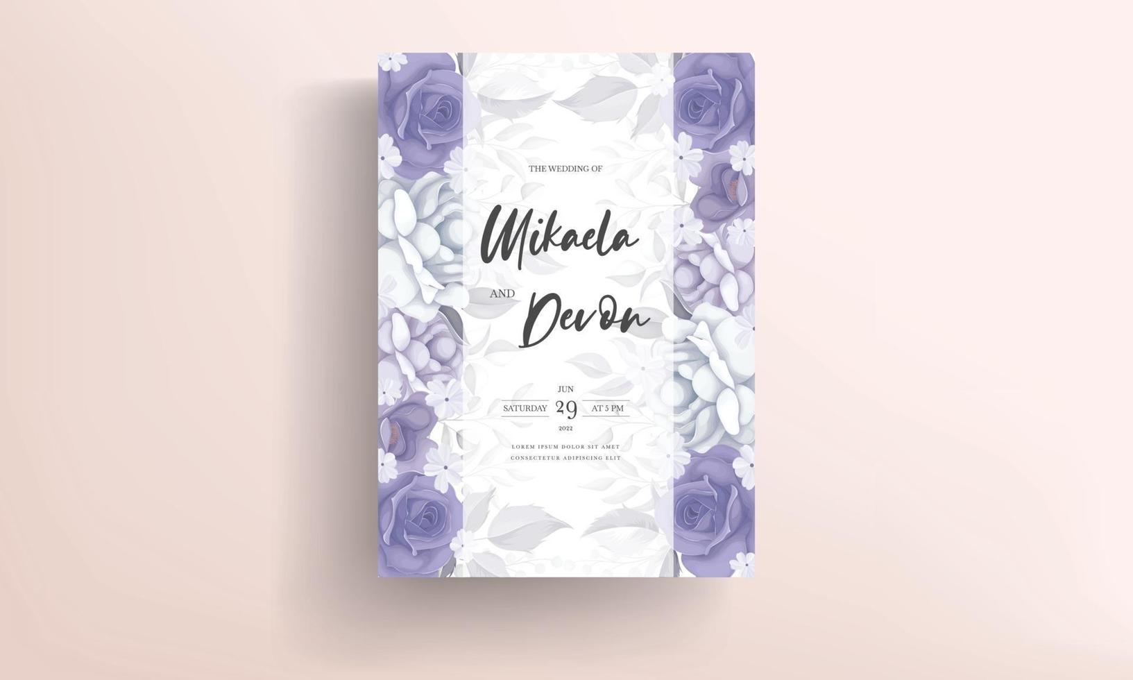 hermosa tarjeta de invitación de boda con decoración de flores moradas vector