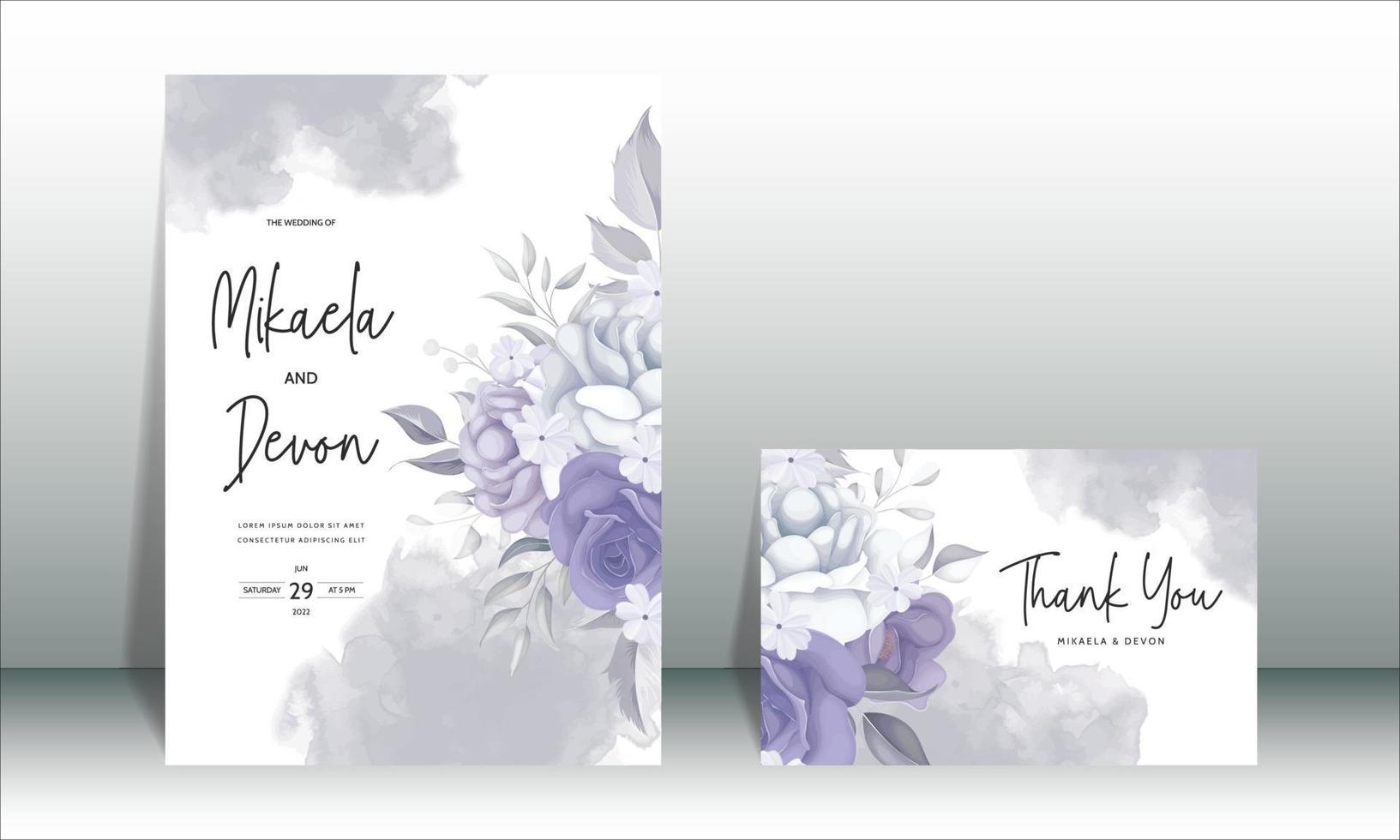 hermosa tarjeta de invitación de boda con decoración de flores moradas vector