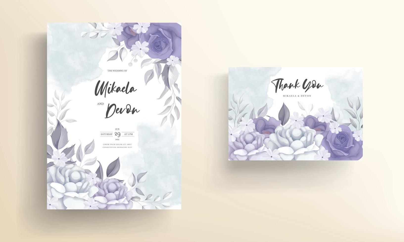 hermosa tarjeta de invitación de boda con decoración de flores moradas vector