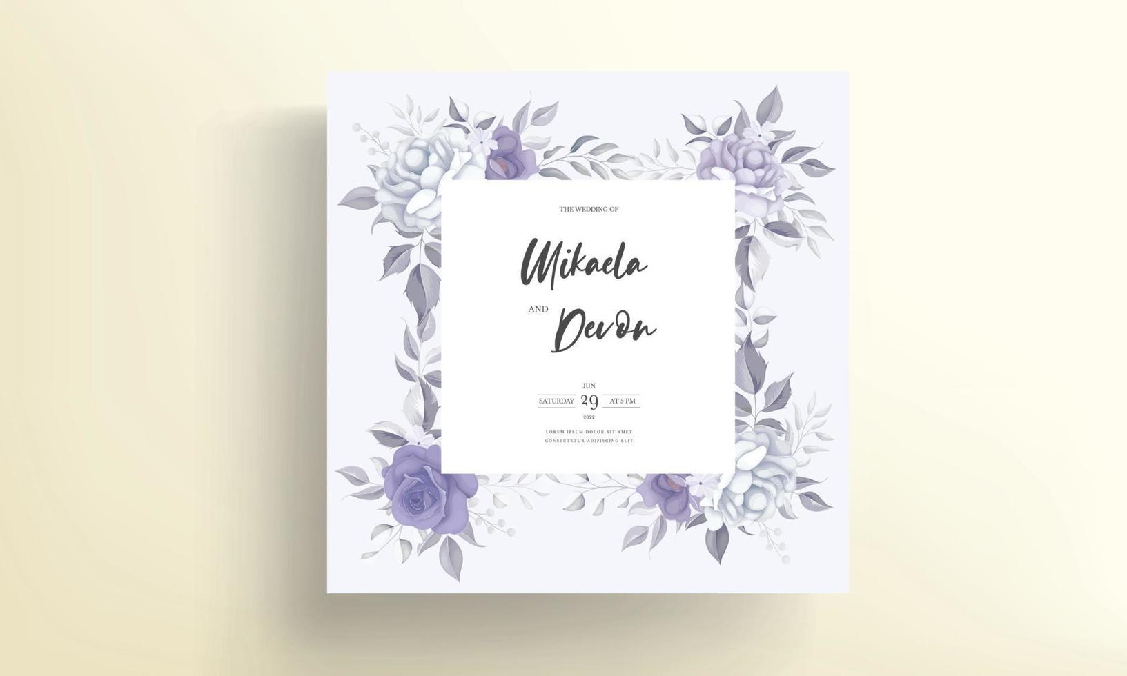 hermosa tarjeta de invitación de boda con decoración de flores moradas vector