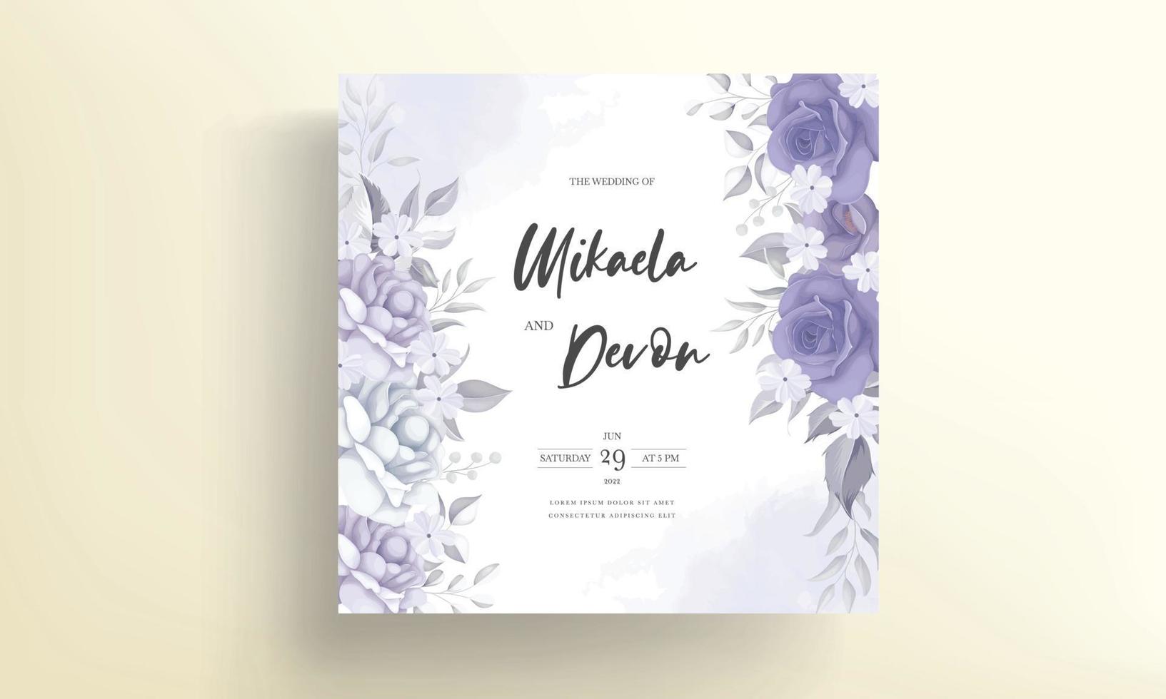 hermosa tarjeta de invitación de boda con decoración de flores moradas vector