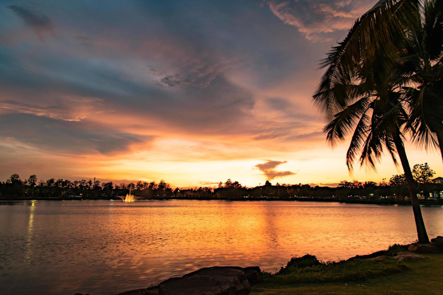 puesta de sol en el lago splash hermosa luz naranja foto