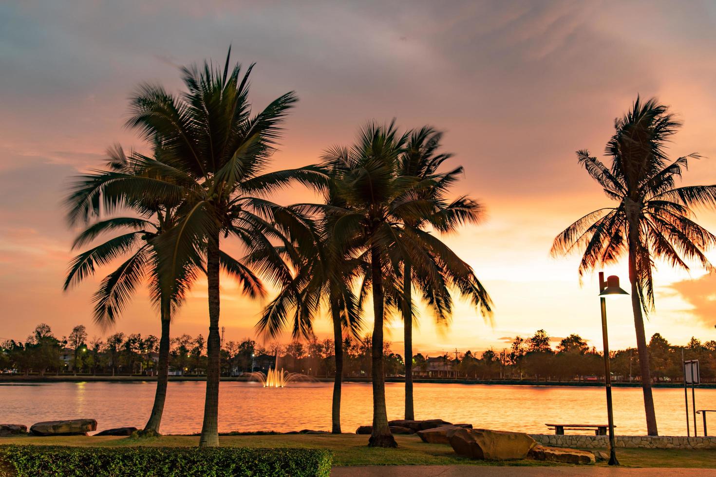 puesta de sol en el lago splash hermosa luz naranja foto