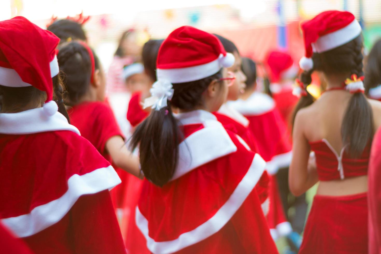 niñas en traje rojo en la fiesta de navidad de la escuela primaria foto