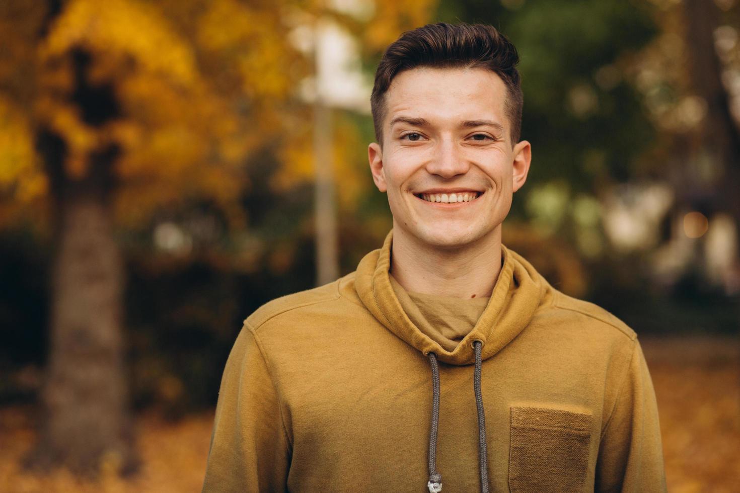 retrato, de, guapo, chico, sonriente, en, el, otoño, parque foto