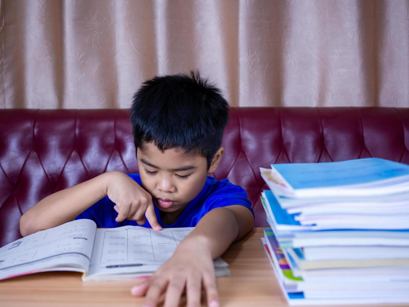 niño haciendo la tarea foto