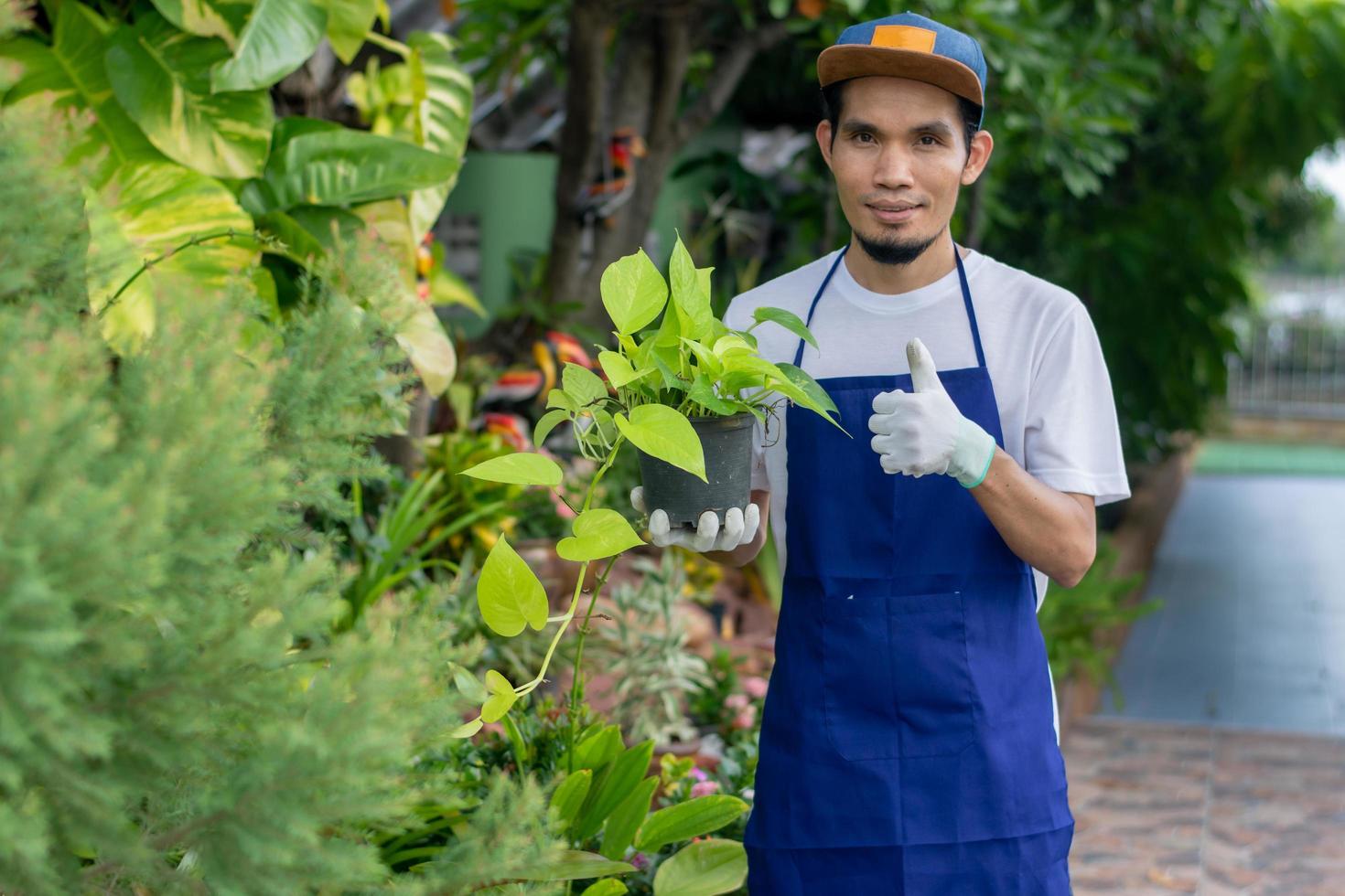 hombre feliz lúpulo en el jardín de casa foto