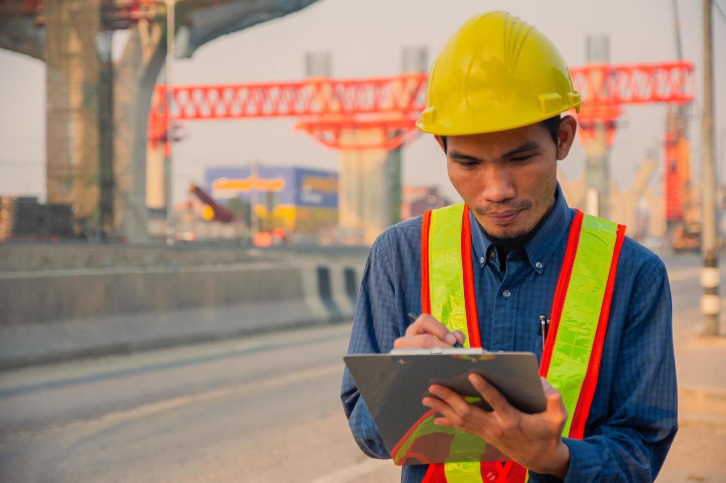 Casco de ingeniero trabaja duro desarrollo en la construcción del sitio foto