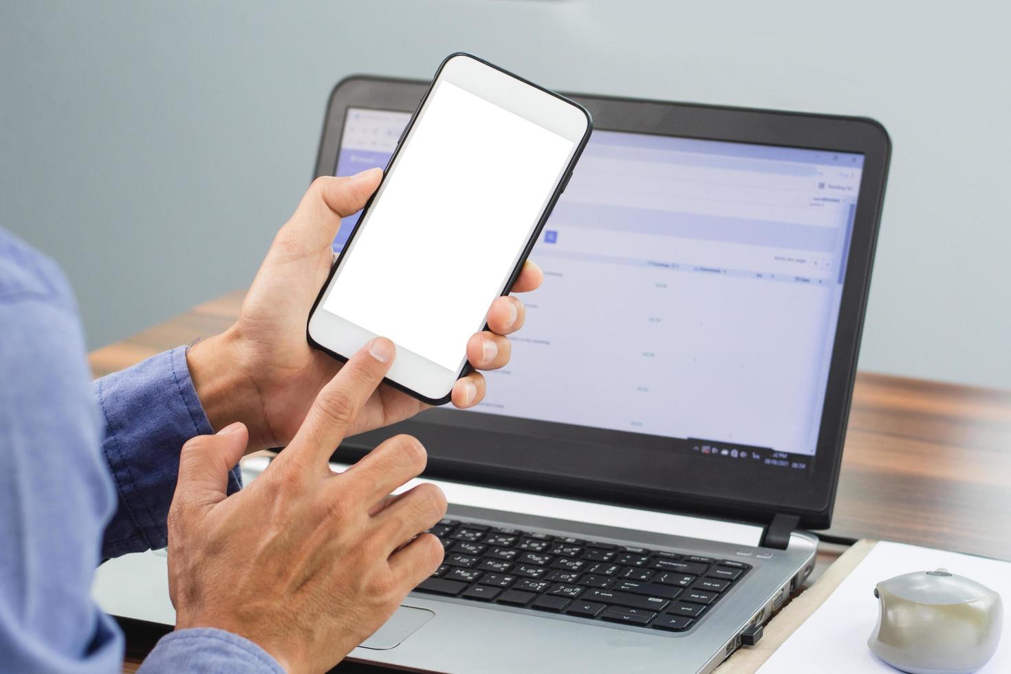 mano usando la tecnología de internet móvil del teléfono inteligente trabajar en la oficina foto