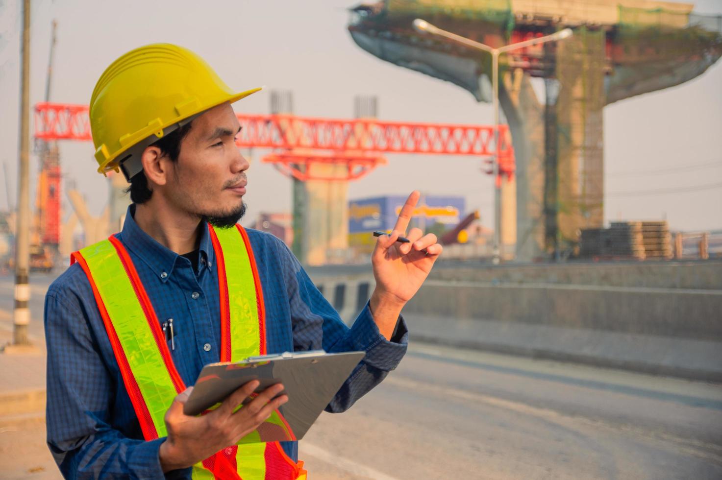 Casco de ingeniero trabaja duro desarrollo en la construcción del sitio foto