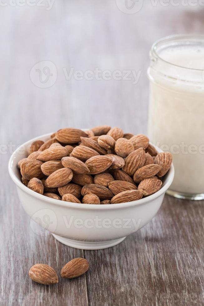 cuenco de almendras y vaso de leche foto