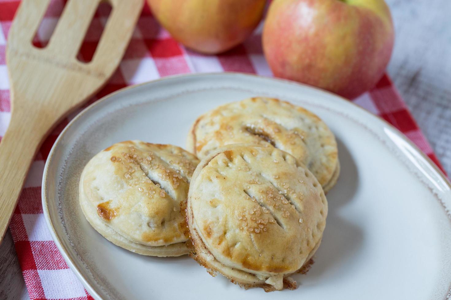 empanadas de mano de manzana de otoño en servilleta roja foto