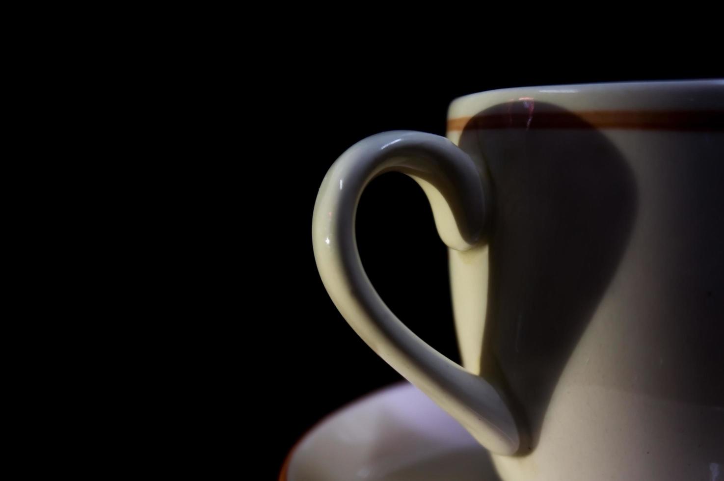 corazón a sombra forma la oreja de la taza de café. foto