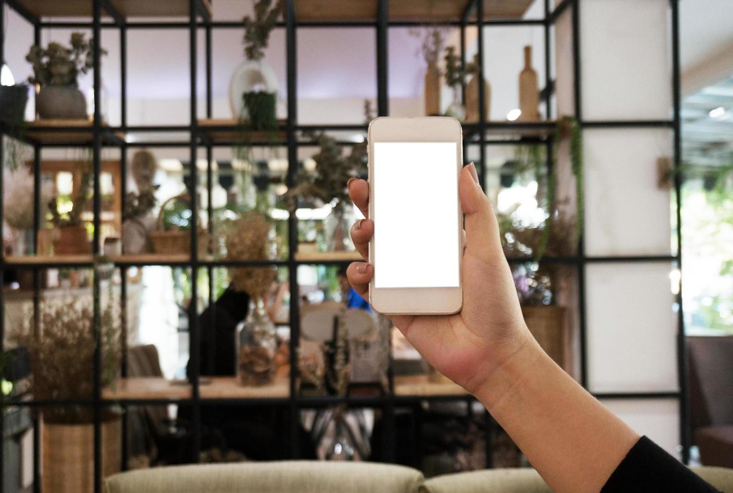 La empresaria mostrando la pantalla del teléfono inteligente en blanco foto