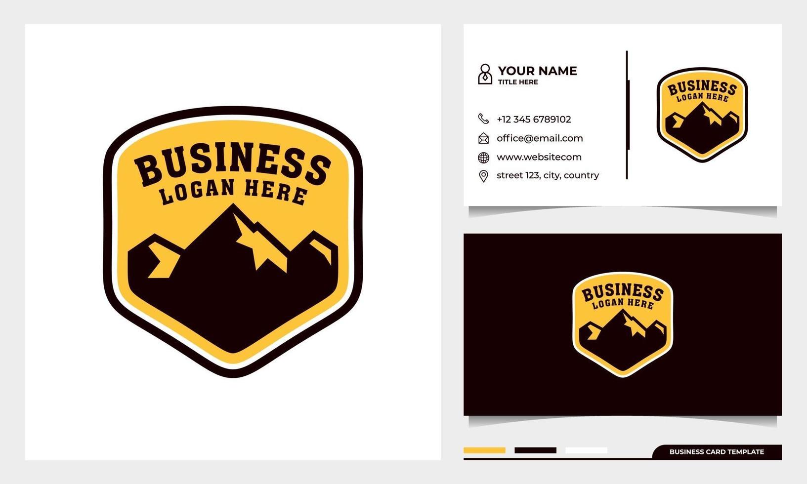diseño de logotipo insignia aventura con montañas y plantilla de tarjeta de visita vector