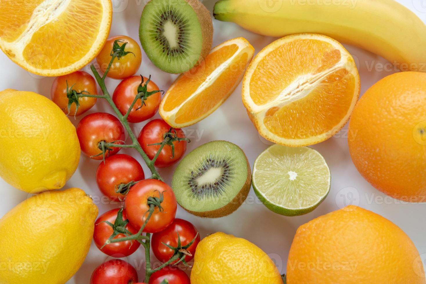 Varias frutas en rodajas sobre fondo blanco. foto