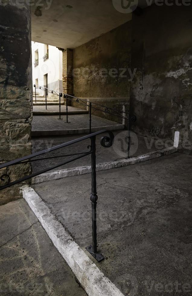 Escaleras antiguas con barandilla de hierro forjado. foto