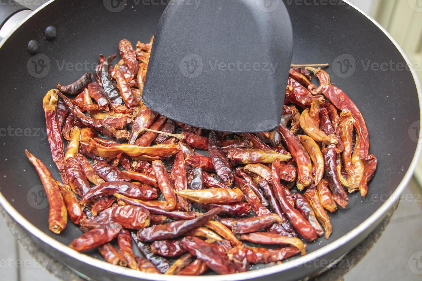 pimientos rojos asados en una sartén foto