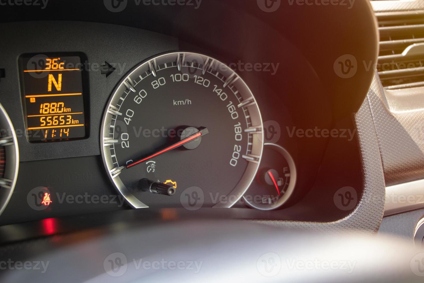 Medidor de velocímetro en el salpicadero del coche. foto