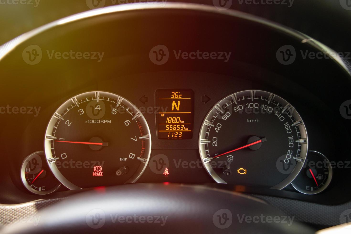 Medidor de velocímetro en el salpicadero del coche. foto