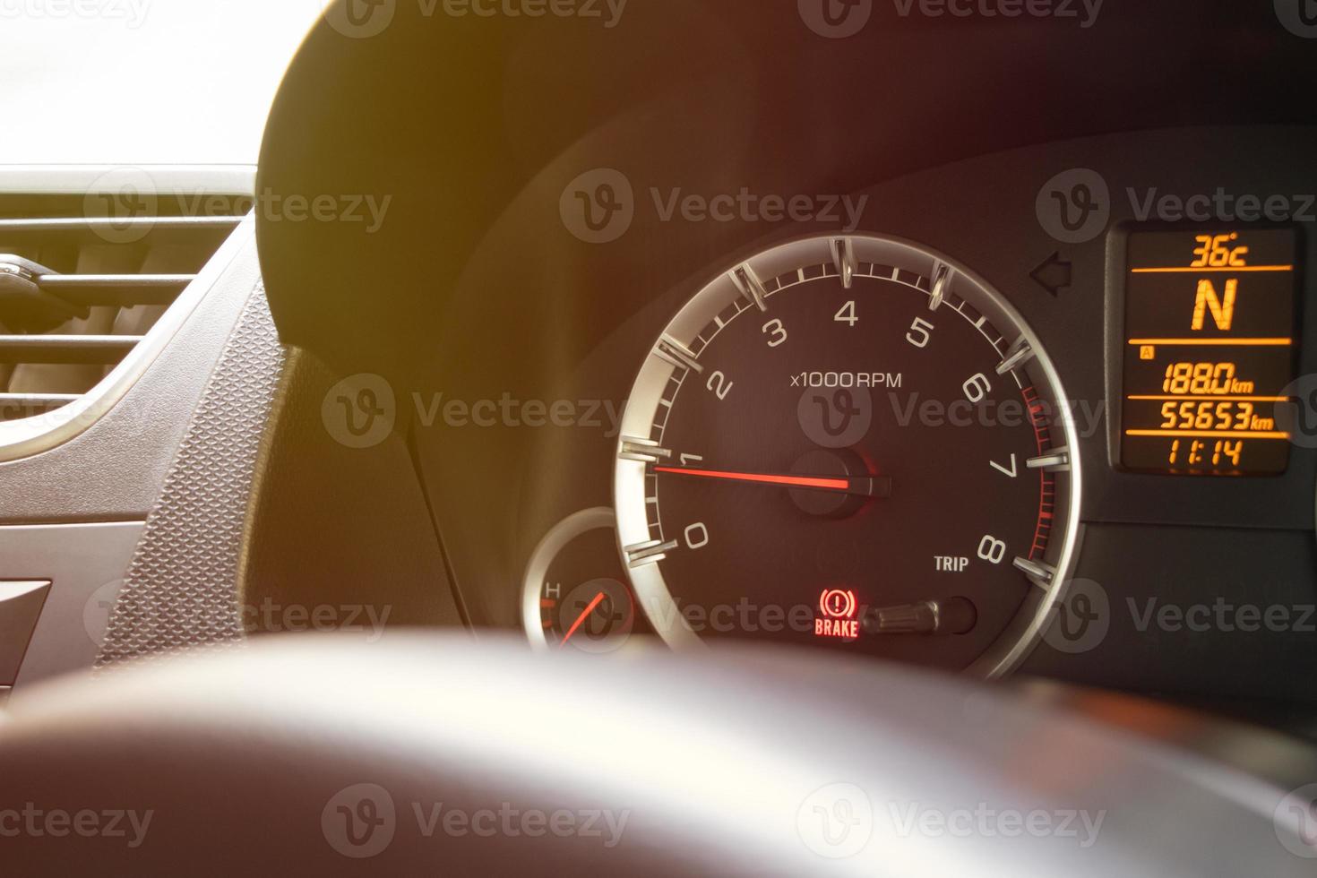 Primer tacómetro en el salpicadero del coche foto