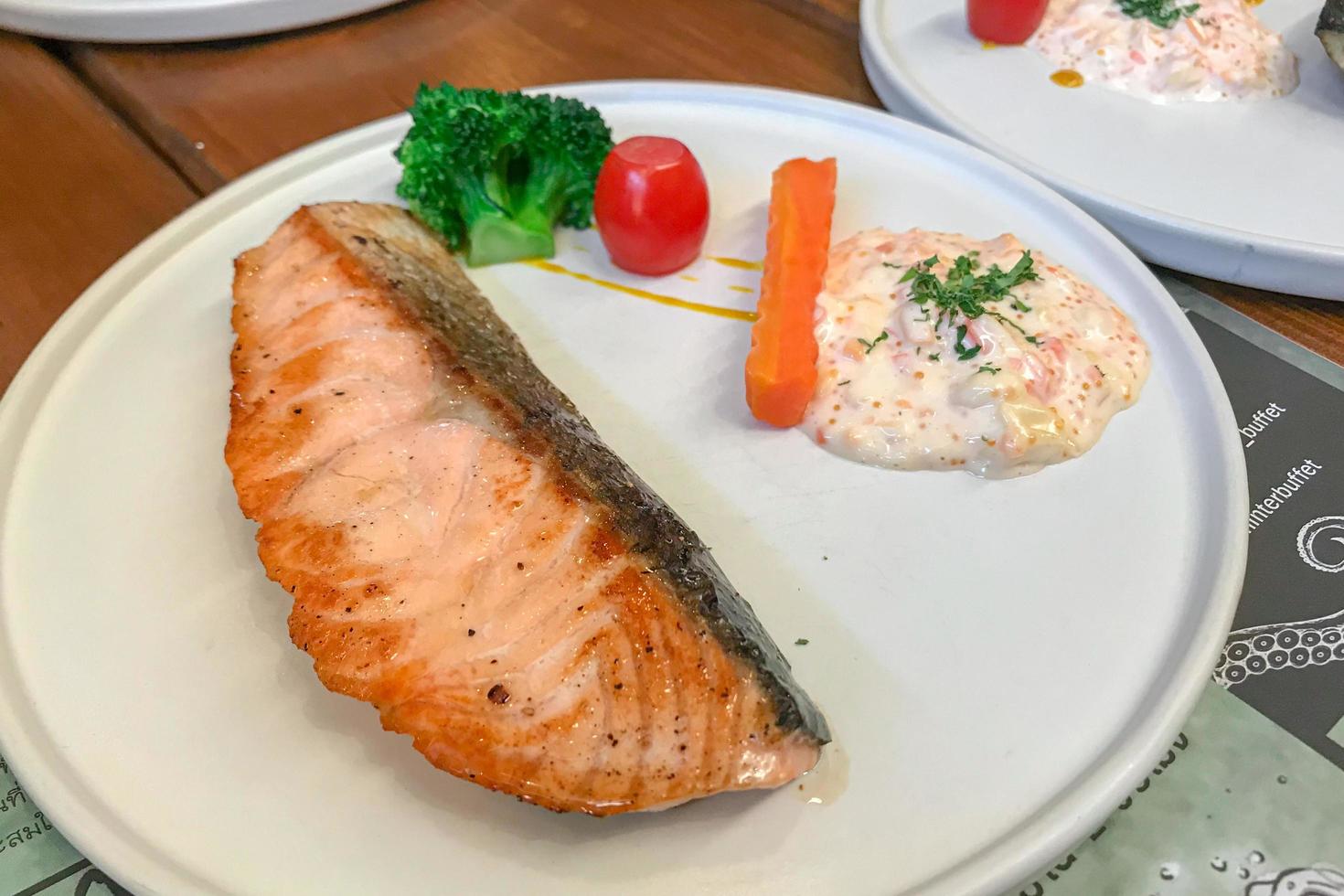 Filete de salmón a la plancha con guarnición de verduras foto