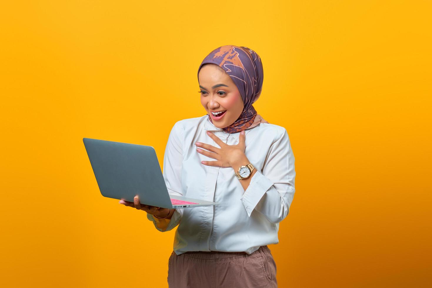 retrato, de, emocionado, mujer asiática, tenencia, computador portatil foto