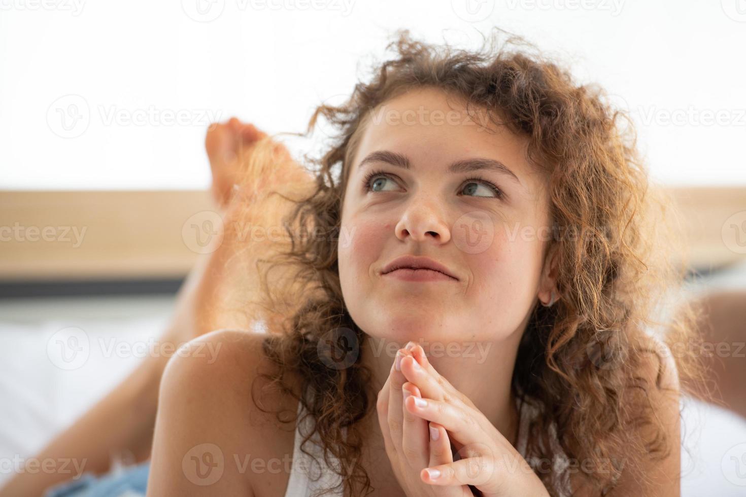 relájate en el dormitorio blanco del apartamento foto