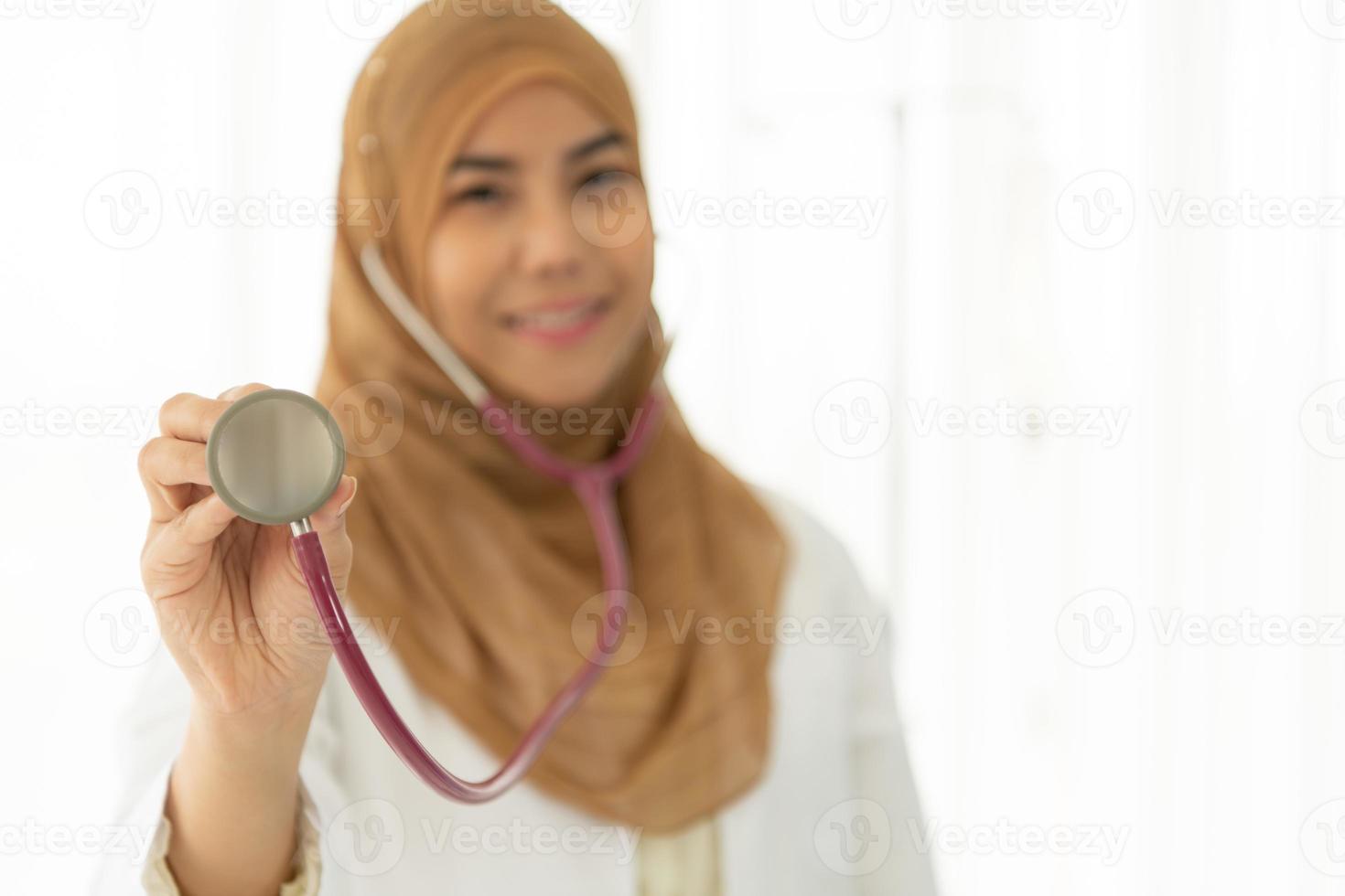 Los médicos musulmanes estaban sonrientes y felices al brindar servicios médicos. foto