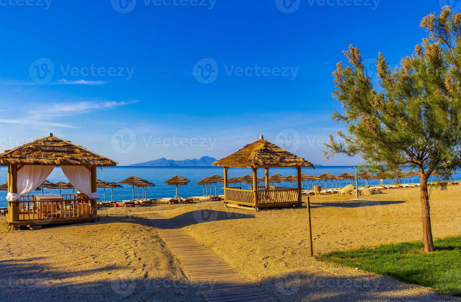 hermosa mesa de masajes en la playa en kos grecia junto a la playa. foto