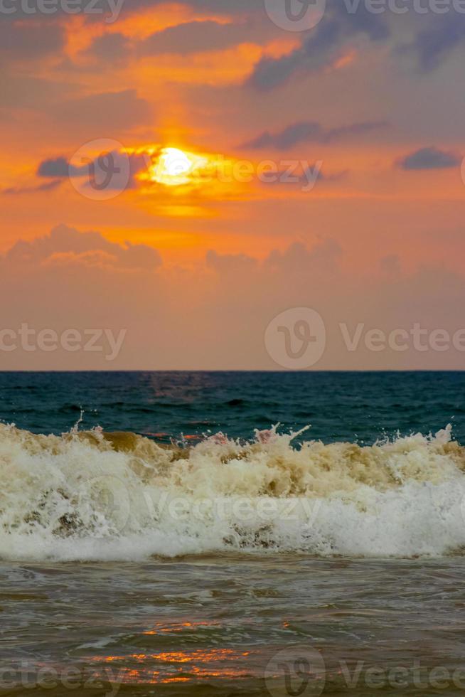 hermoso paisaje colorido atardecer panorama playa bentota sri lanka. foto