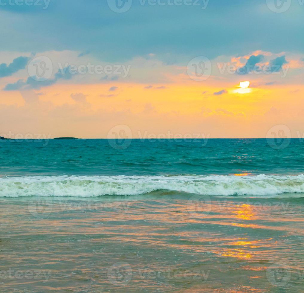 hermoso paisaje colorido atardecer panorama playa bentota sri lanka. foto