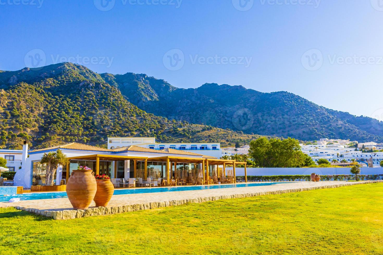 balnearios y playas bajo oros dikaios dikeos montaña kos grecia. foto