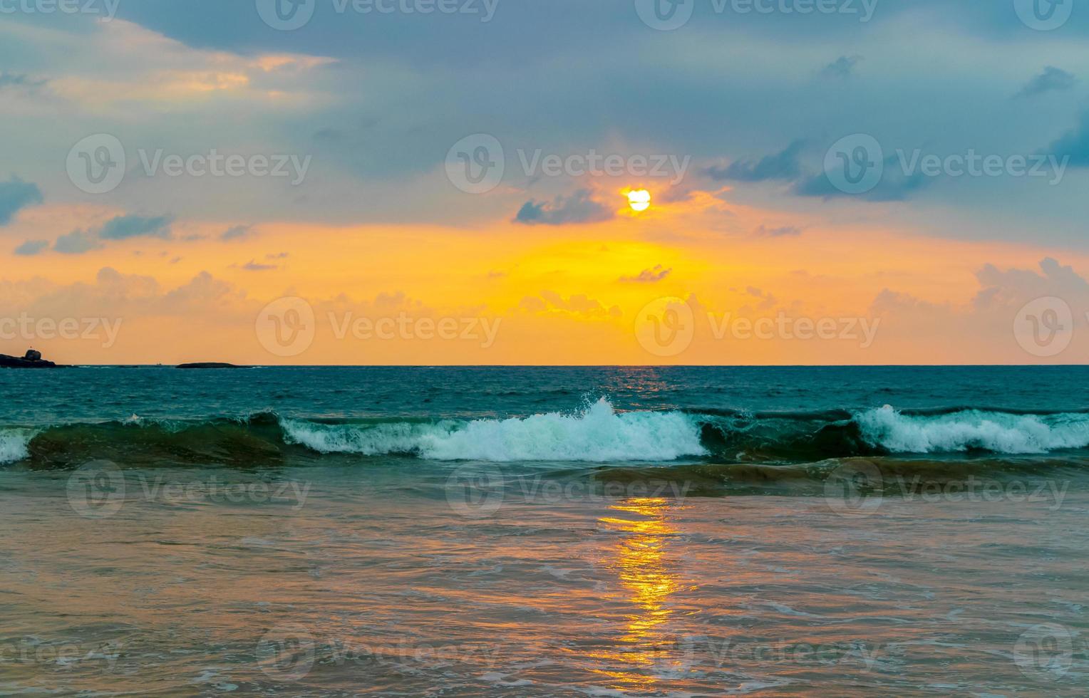 hermoso paisaje colorido atardecer panorama playa bentota sri lanka. foto