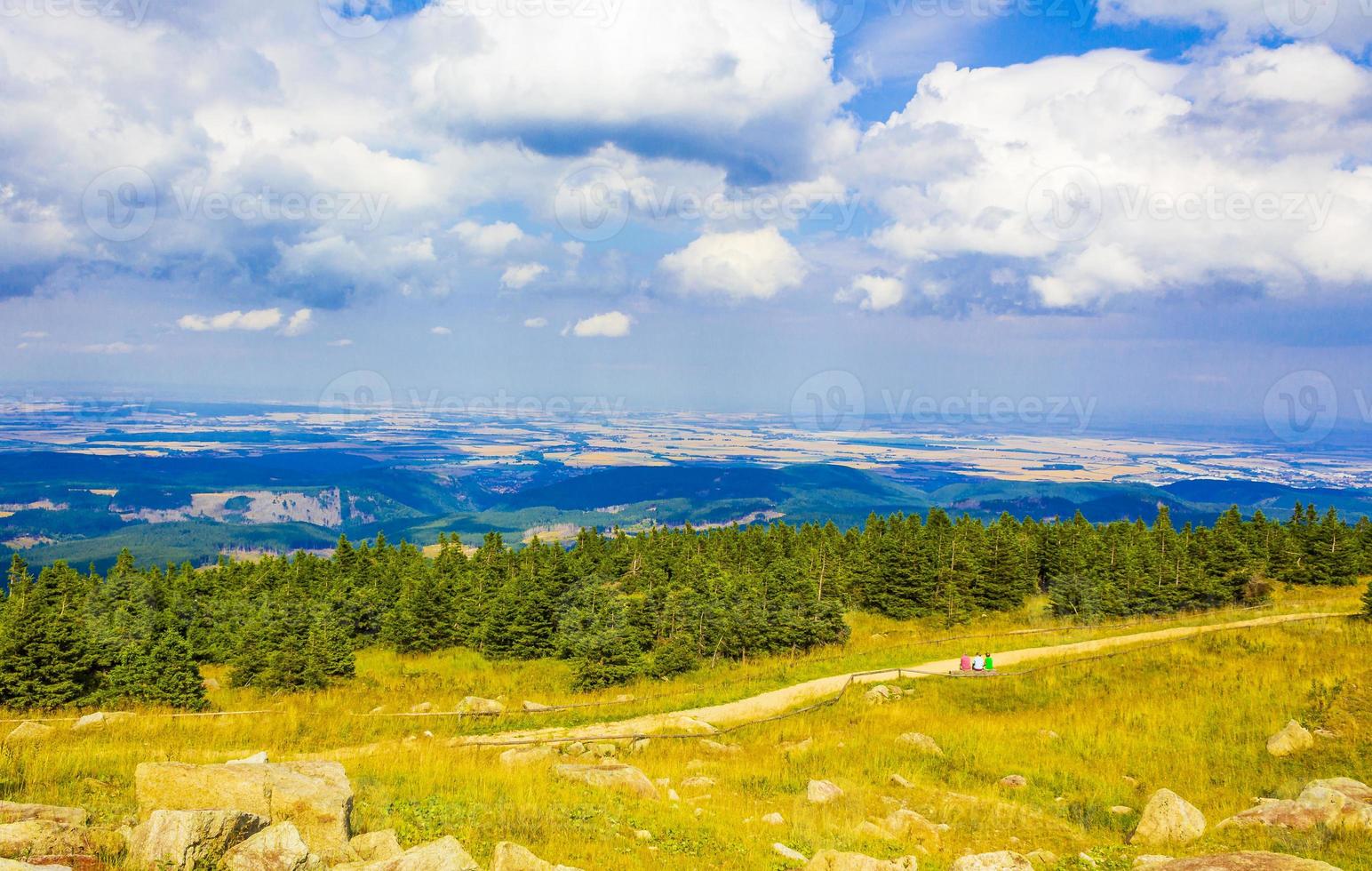 Vista panorámica del paisaje desde la cima de la montaña brocken harz alemania foto