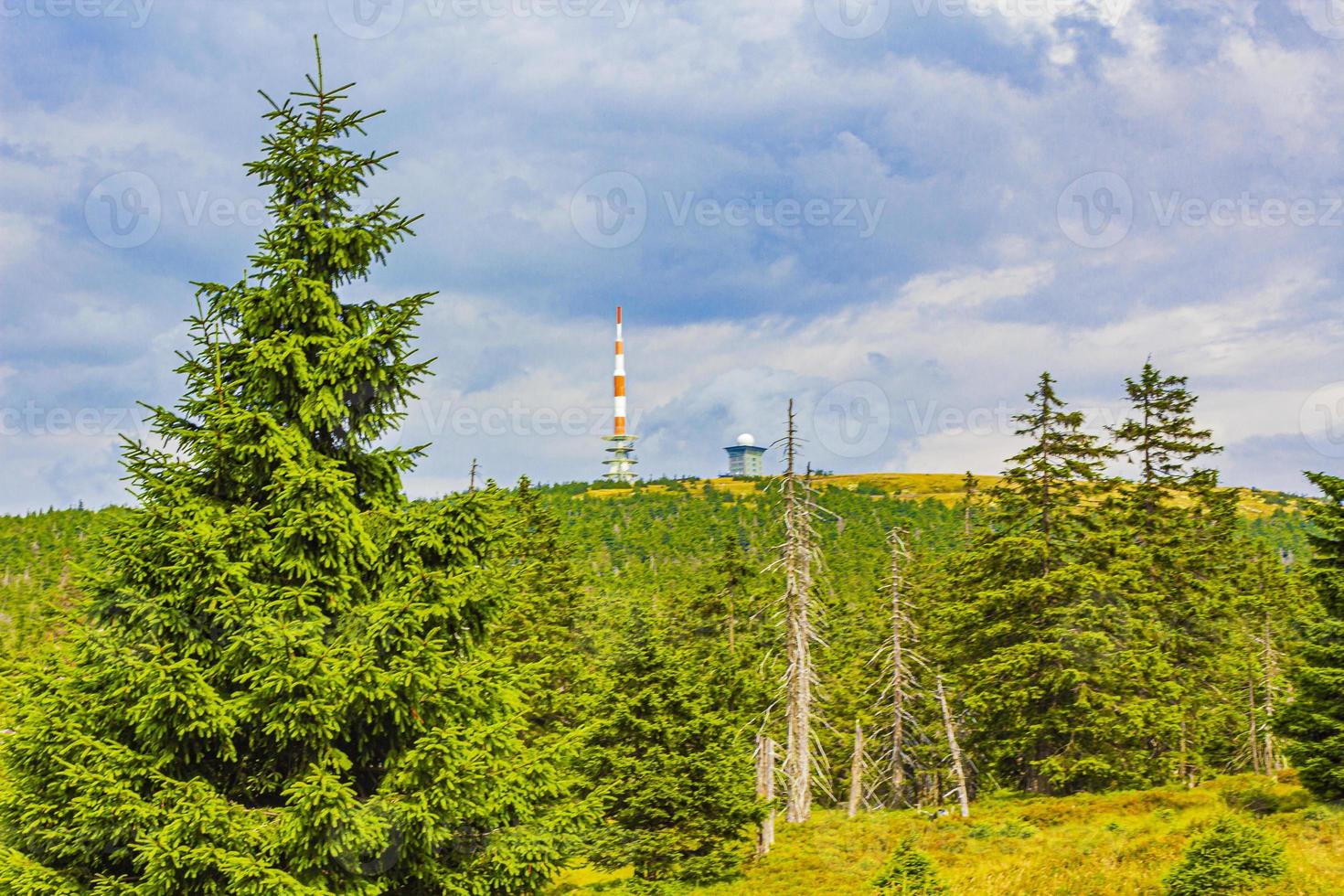 Vista panorámica del paisaje desde la cima de la montaña brocken harz alemania foto