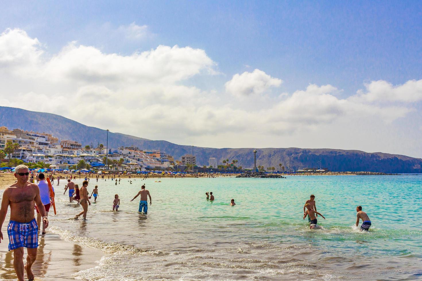 tenerife, españa, 12 de julio de 2014 - gente en la playa de las vista beach foto