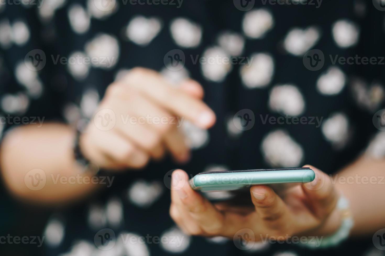 mano de mujer con teléfono inteligente para hacer negocios foto