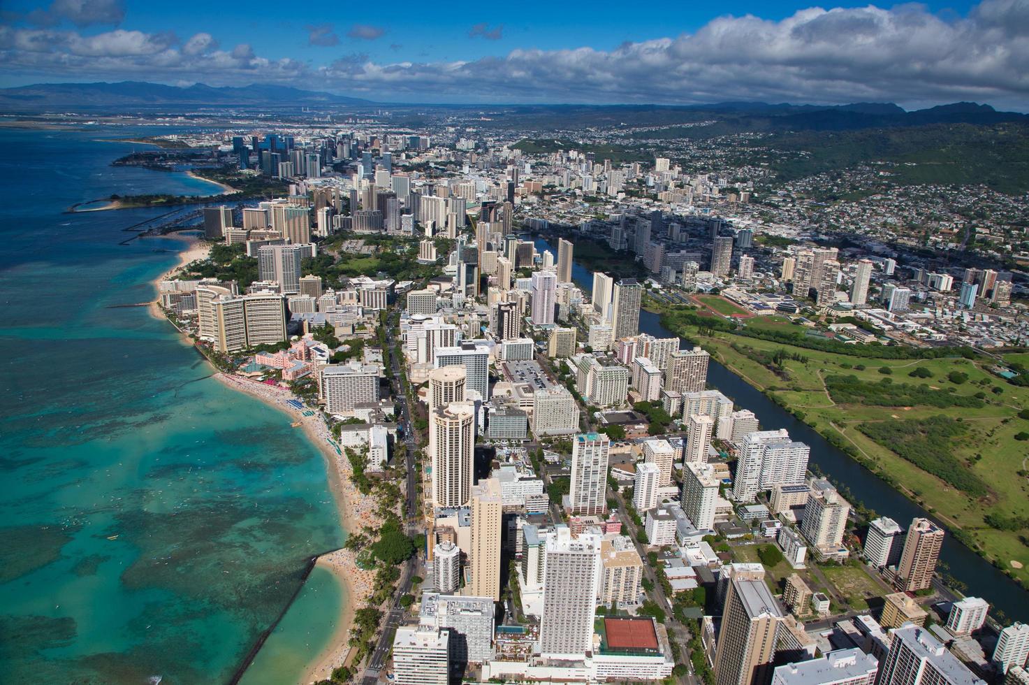 Toma aérea de la playa de Waikiki Honolulu Hawai foto